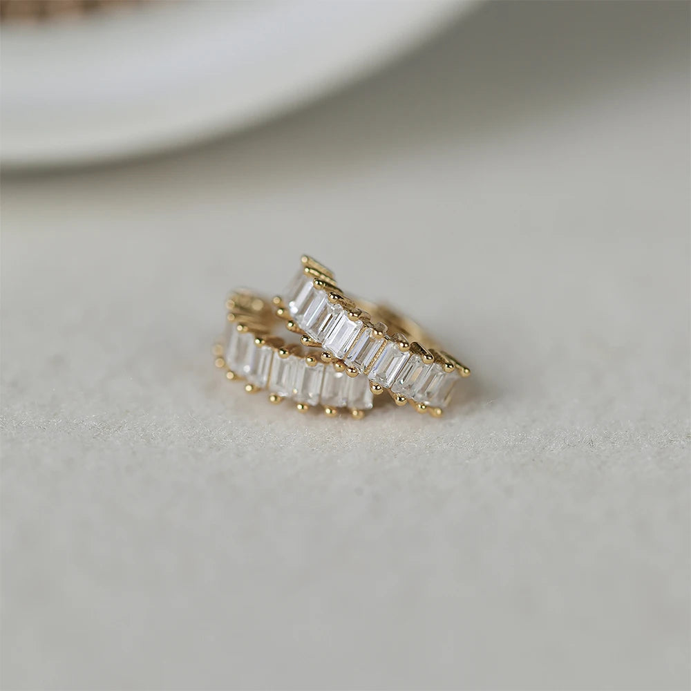 Huggie Oorbellen met Zirkonia in 18K Verguld Goud van Damaris Jewellery: Luxe oorbellen met schitterende zirkonia's, omarmd door 18K verguld goud. Een tijdloos accessoire voor elke stijlvolle gelegenheid.