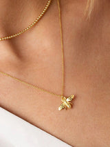 Vrouw met gouden ketting